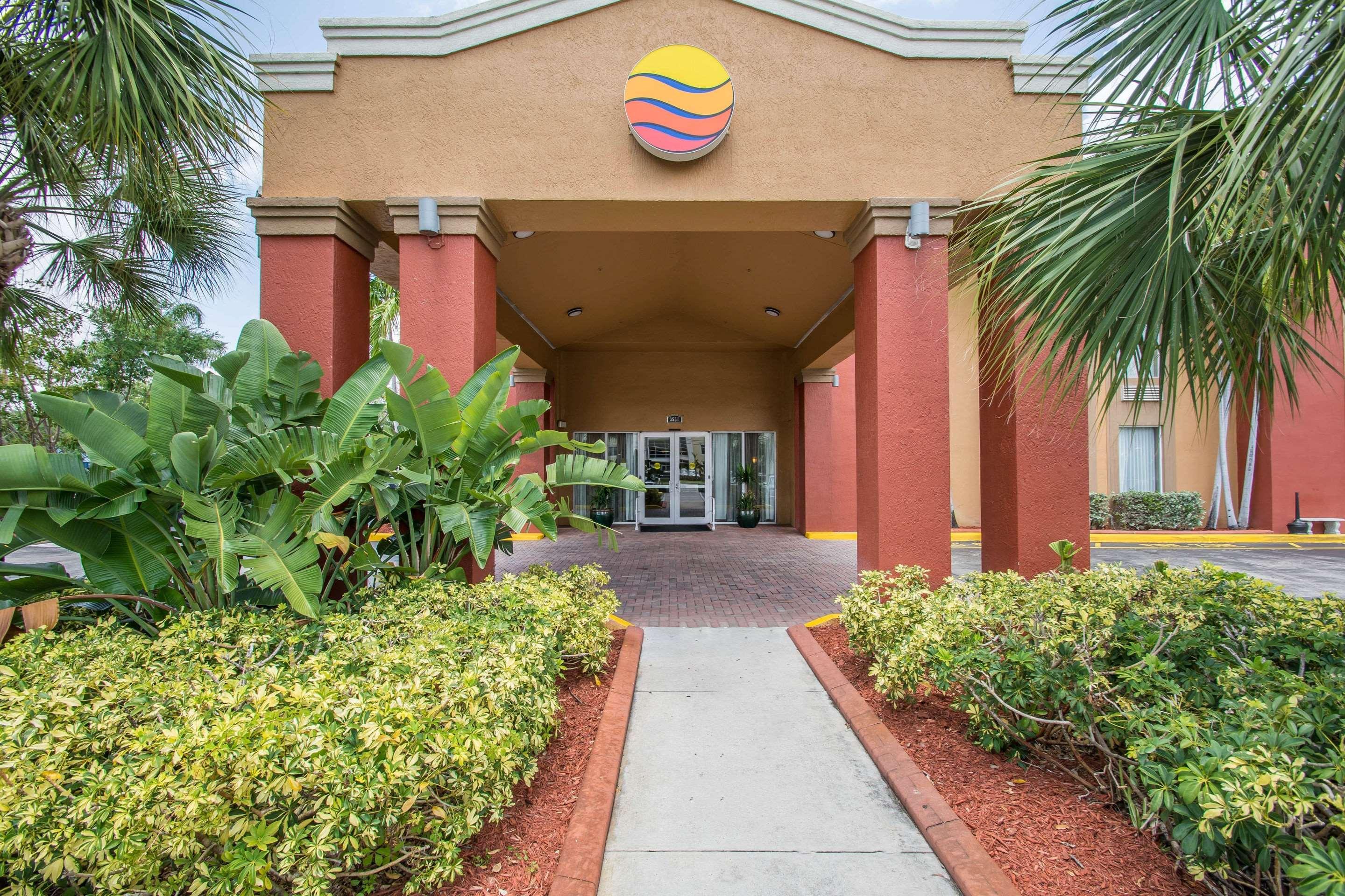 Comfort Inn & Suites Fort Lauderdale West Turnpike Lauderdale Lakes Exterior foto